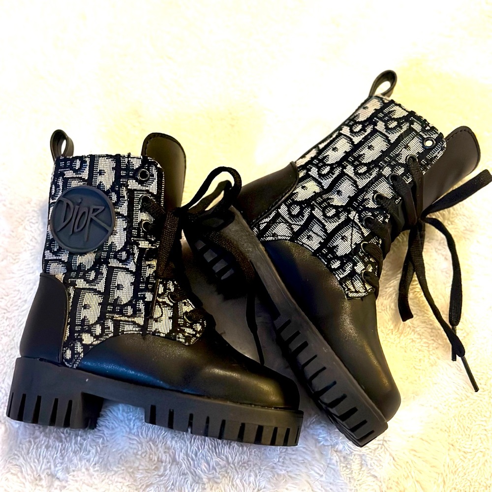 Stylish designer toddler boots size 7 unisex comes with dust bag🖤 BRAND NEW